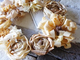 かんな屑のお花のリース M-01の画像