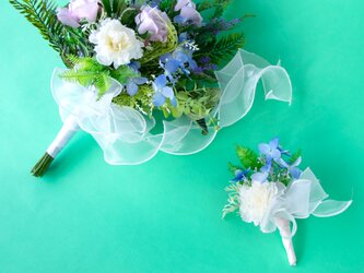薄紫のバラとブルーの紫陽花と白のカーネーションとラベンダーのブーケ （ブートニアつき）　(B-52)の画像