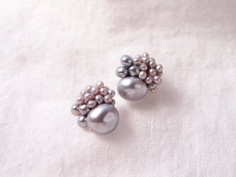 【真珠刺繍／ピアス】baroque pearl × seed pearl（gray）smallの画像