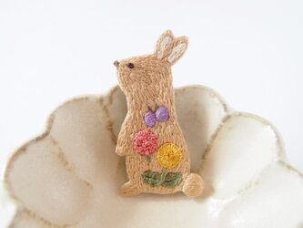 ［受注制作］ウサギの刺繍ブローチ（beige）の画像