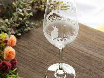 【お花と春うさぎ / ワイングラス】うさぎモチーフのワイングラス ★名入れ加工対応品（有料）の画像