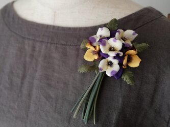 染め花・ビオラの花束のコサージュ／Ⅿサイズ／入学式・卒業式にもお勧めの画像