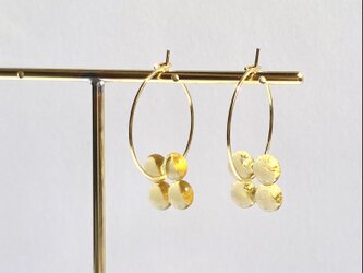 「春を彩るミモザのフープピアス」ミモザをイメージした揺れるたびにキラキラ光るガラス粒のフープピアス　サージカルステンレスの画像