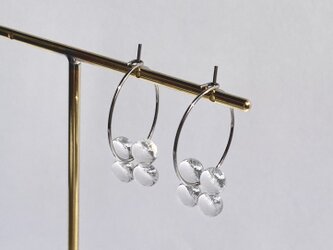 「雪解けの水滴みたいなフープピアス 」揺れるたびにキラキラ光る水滴みたいなガラス粒のフープピアス　サージカルステンレスの画像