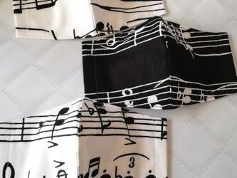 【音符&楽譜柄】大きな音符♪楽譜がインパクトのある立体マスク　ハンドメイド　音楽　手作りマスク　黒・白の画像