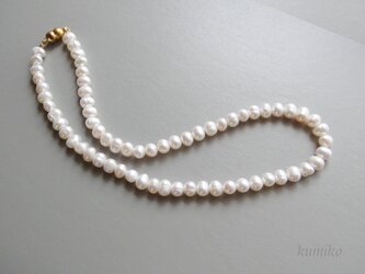 縞入り淡水パールのショートネックレスです（約38ｃｍ）の画像