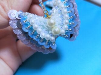 地味可愛い大人の揺れる蝶々イヤリングの画像