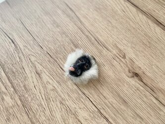 ベルベットモンキーの顔ブローチの画像