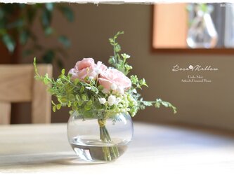 【フェイクウォーター】コロンと丸いフォルムのグラスにピンクのバラのミニブーケ　ギフトにお薦めの画像