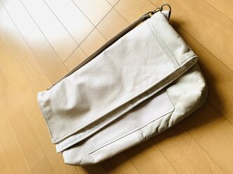 レザーと帯のバッグの画像