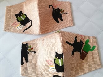 【猫柄】ベージュに黒猫柄が可愛い立体マスク　ねこ　ネコ　手作り布マスク　サボテン　読書の画像