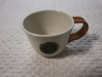 丸と三日月の線刻コーヒーカップの画像