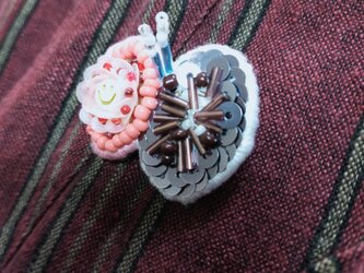 ⚖OTỢMEと遊ぼ⚖【なんじゃこれ蝶々ブローチ】糸刺繍の画像