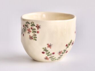つぶらで可愛らしい花と実　クランベリーの湯呑み・フリーカップ②の画像