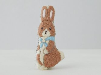 野うさぎ　青空のスカーフ　刺繍ブローチ　【受注製作】の画像