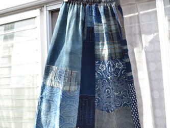 木綿　藍色　型染の古布から手縫いギャザースカート　Ｊ-57の画像