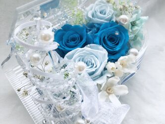 【プリザーブドフラワー／ピアノシリーズ】淡いブルーと深いブルーの薔薇にパールの輝きを添えて/フラワーケースリボンラッピング付きの画像