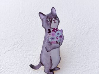 花束抱えた猫のブローチの画像