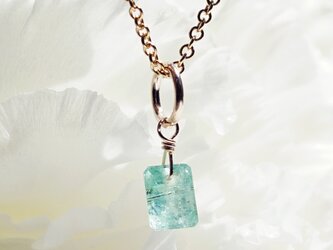 エメラルドのレクタングルカット一粒ネックレス　～Laraの画像