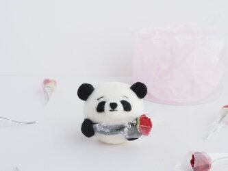 【受注製作】-母の日-まゆパンダがカーネーションを贈ります。 羊毛フェルトの画像
