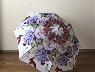 薄紫のバラとアーティチョークの雨傘の画像
