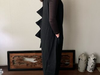 えっ。？ゆったり手織り綿サロペットだけどバックに恐竜の背びれ？　遊び心たっぷりで思わず後ろを向きたくなる　黒無地の画像