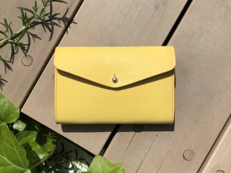 小銭が探しやすい 革のミニ財布 happy yellow イタリア製レザー Medium Basic Walletの画像