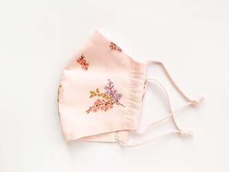 肌をきれいに見せるヘルシーカラー＊ライラックの花もようマスク 手縫いの画像