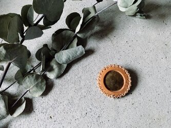 革×真鍮×手刺繍のブローチの画像