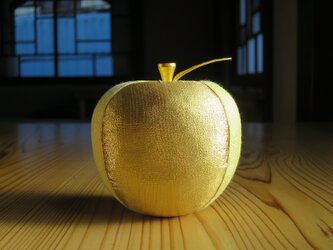 リンゴのオブジェ　金色　伝統工芸品【江戸木目込人形・西陣織・金沢箔】の画像