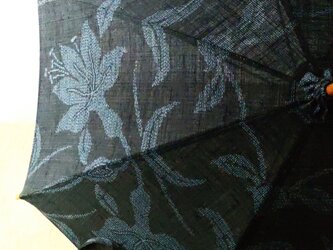 紬の日傘（紺色花ゆり062）の画像