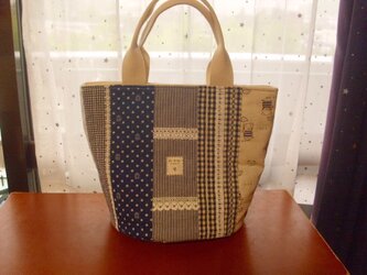 レースと刺繍の丸底バックの画像