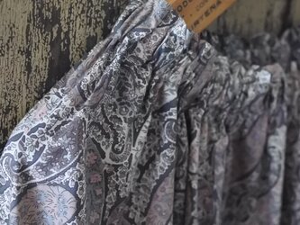リバティバルーン袖ブラウス　ボートンピンクグレー系の画像