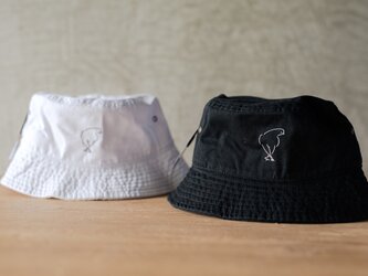 ＊足バッテンドリ＊ バケットハット 帽子 ハット シンプル 白 黒 トリ 鳥 ハト 鳩 インコ ニューハッタンの画像