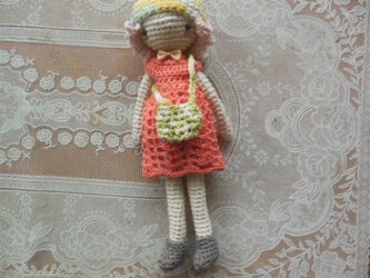 スマートな女の子の編みぐるみの画像