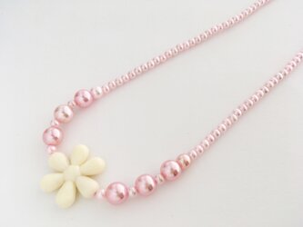 お花とパールのネックレスの画像