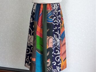着物リメイク　丈８０ｃｍ　桐唐草模様の大風呂敷×柿渋染めののぼり旗から作ったポップなスカートの画像