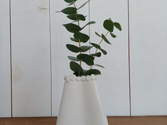 白い花瓶（三角錐）の画像