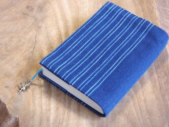 藍染めのストライプ　しおりが付いた文庫本サイズのブックカバー  ラッキークローバーのチャーム付き　（サイズ一定）の画像