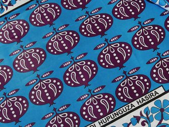 カンガ（セルリアンブルー × ワインレッド 果実）アフリカ布 ファブリック 布の画像