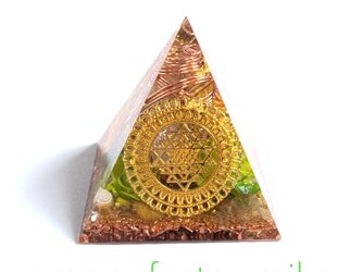 ✳︎少し大きめピラ　富を司るシュリヤントラ　金運　幸運　ピラミッド型オルゴナイトの画像