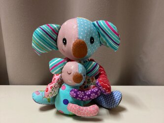 パッチワークのコアラ親子のぬいぐるみの画像