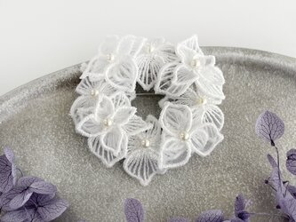 オーガンジー刺繍 紫陽花ブローチ(ホワイト)【受注制作】の画像