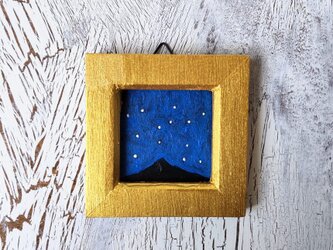 小さな絵画「星空と山」油彩・原画・壁掛け・独立スタンド付きの画像