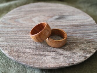 黄金色輝くチーク（シソ科チーク属の落葉性高木）　木の指輪の画像