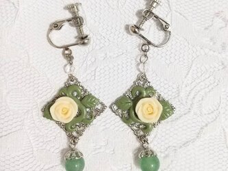白薔薇とアベンチュリンのイヤリングの画像