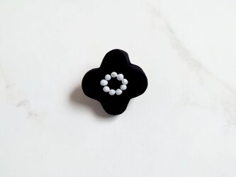 小花２５（ブラック）　陶土ブローチの画像