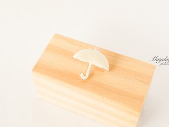 『小さな傘のブローチ　①ベージュ』夏　雨の画像