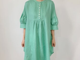 en-en・リネン・スタンドカラータッグロングシャツ・ライトなグリーンの画像