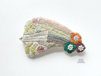 刺繍ブローチ「虹を描く鳥さん」の画像